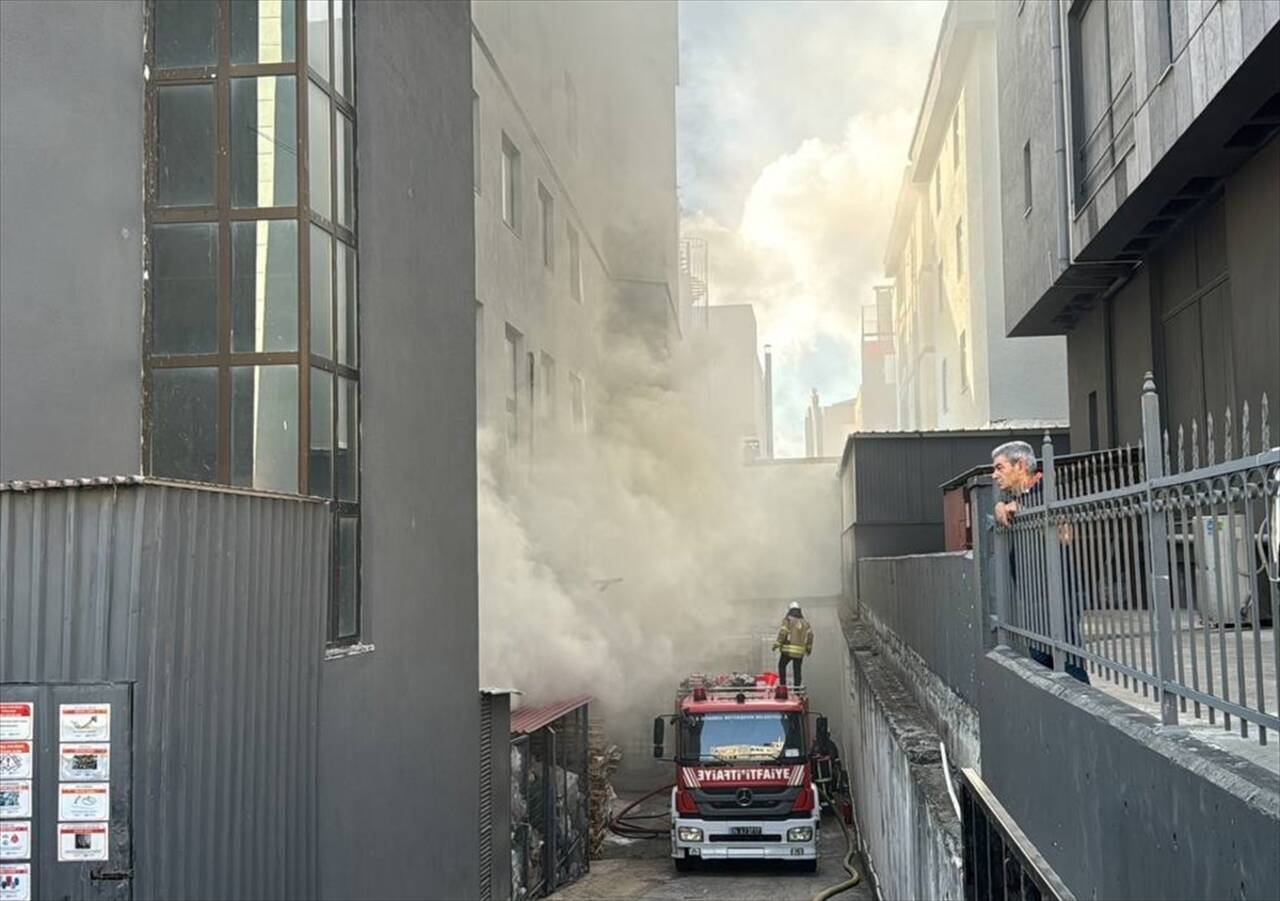 Beylikdüzü'nde fabrika yangını çıktı! 2,5 saat çalışma sonucunda söndürüldü