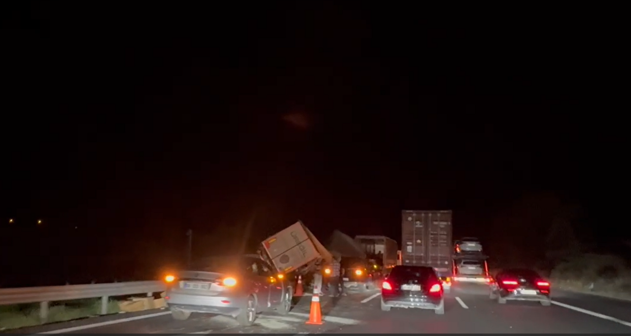 Sakarya-Düzce otoyolunda tır devrildi! Araçlar saatlerce yolda mahsur kaldı