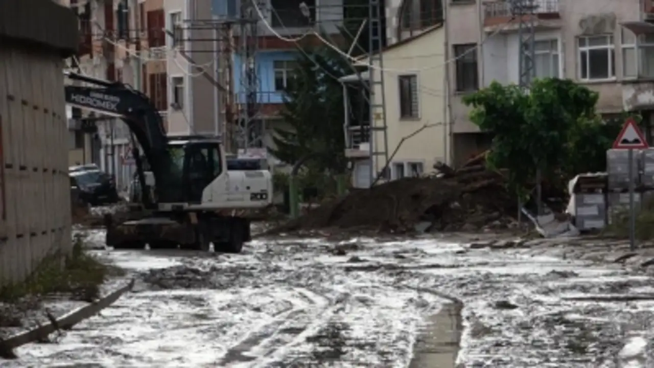 Şiddetli yağış Trabzon'u vurdu: Bir kişi kayıp