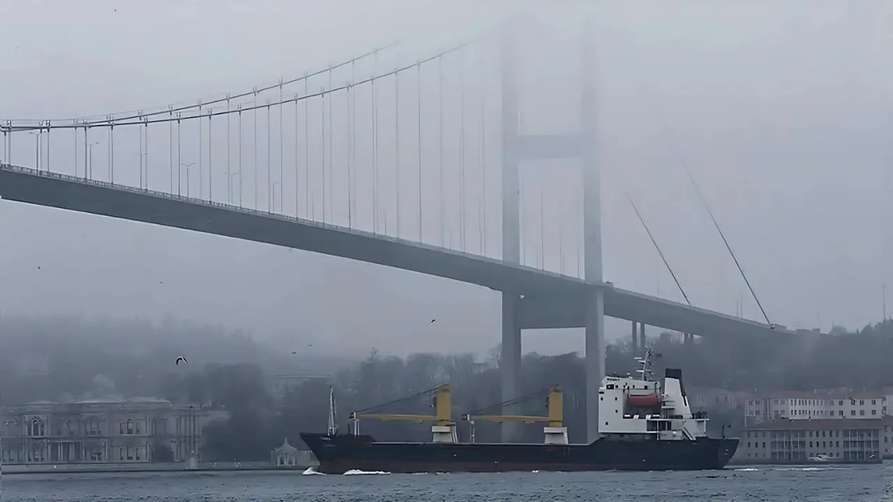 İstanbul Boğazı'ndaki gemi trafiği güney-kuzey yönlü açıldı