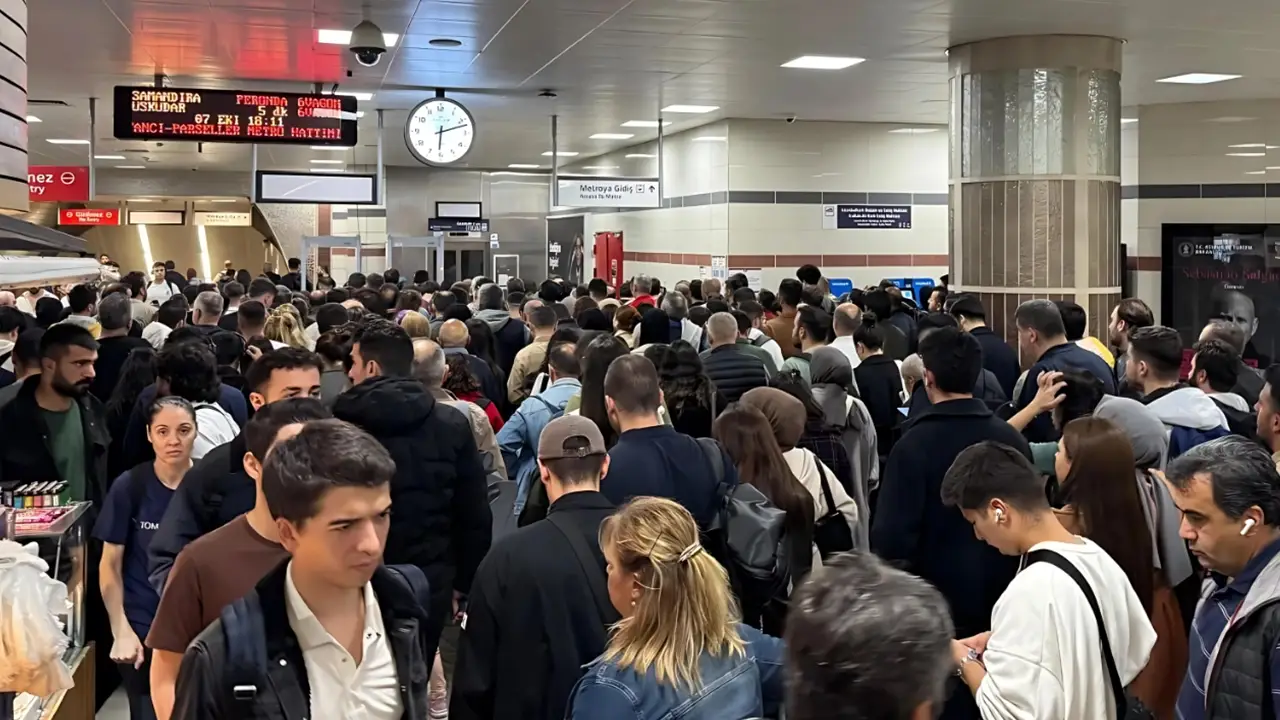 İstanbul'da metroda QR kod sorunu: Uzun kuyruklar oluştu