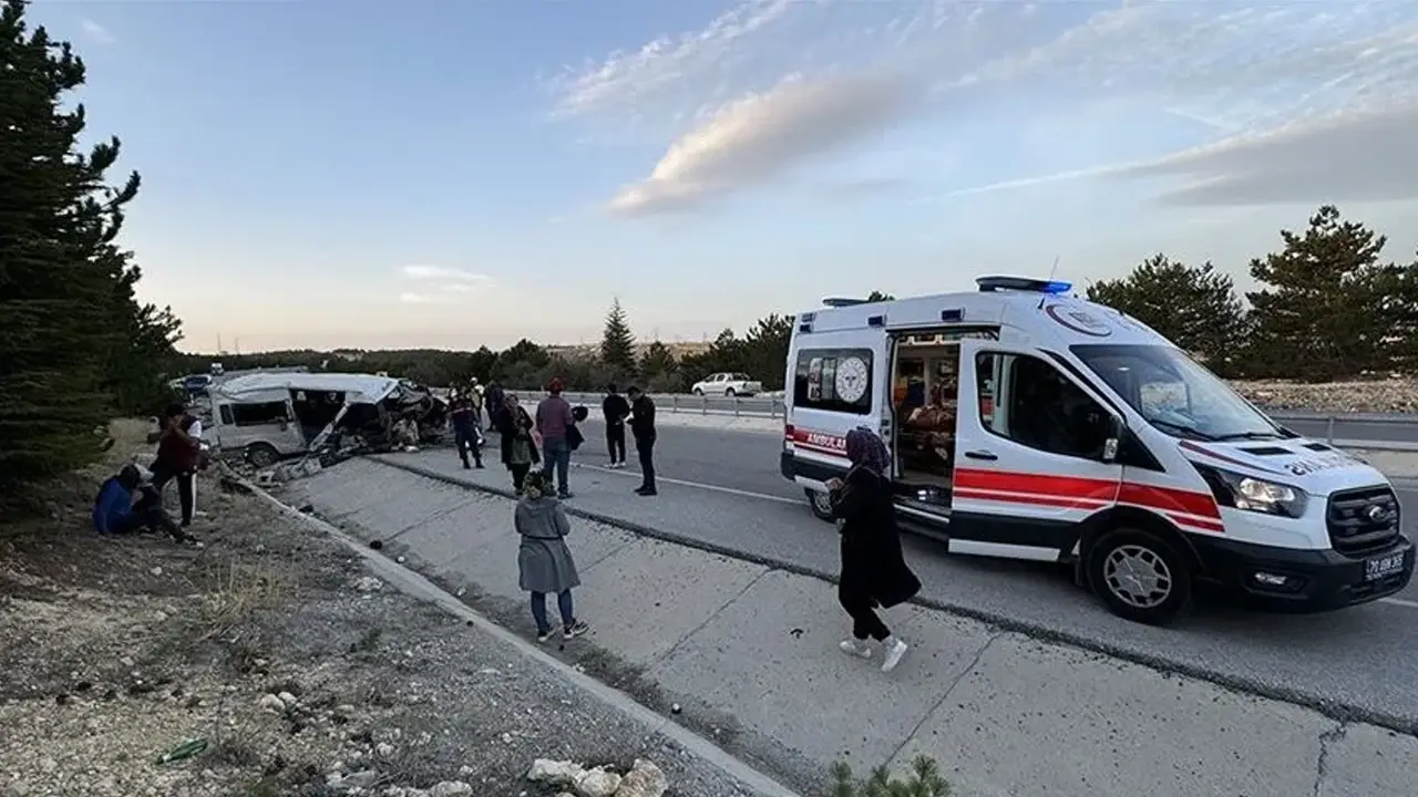 Karaman'da işçi servisi devrildi: 2 kişi hayatını kaybetti, 13 kişi yaralandı