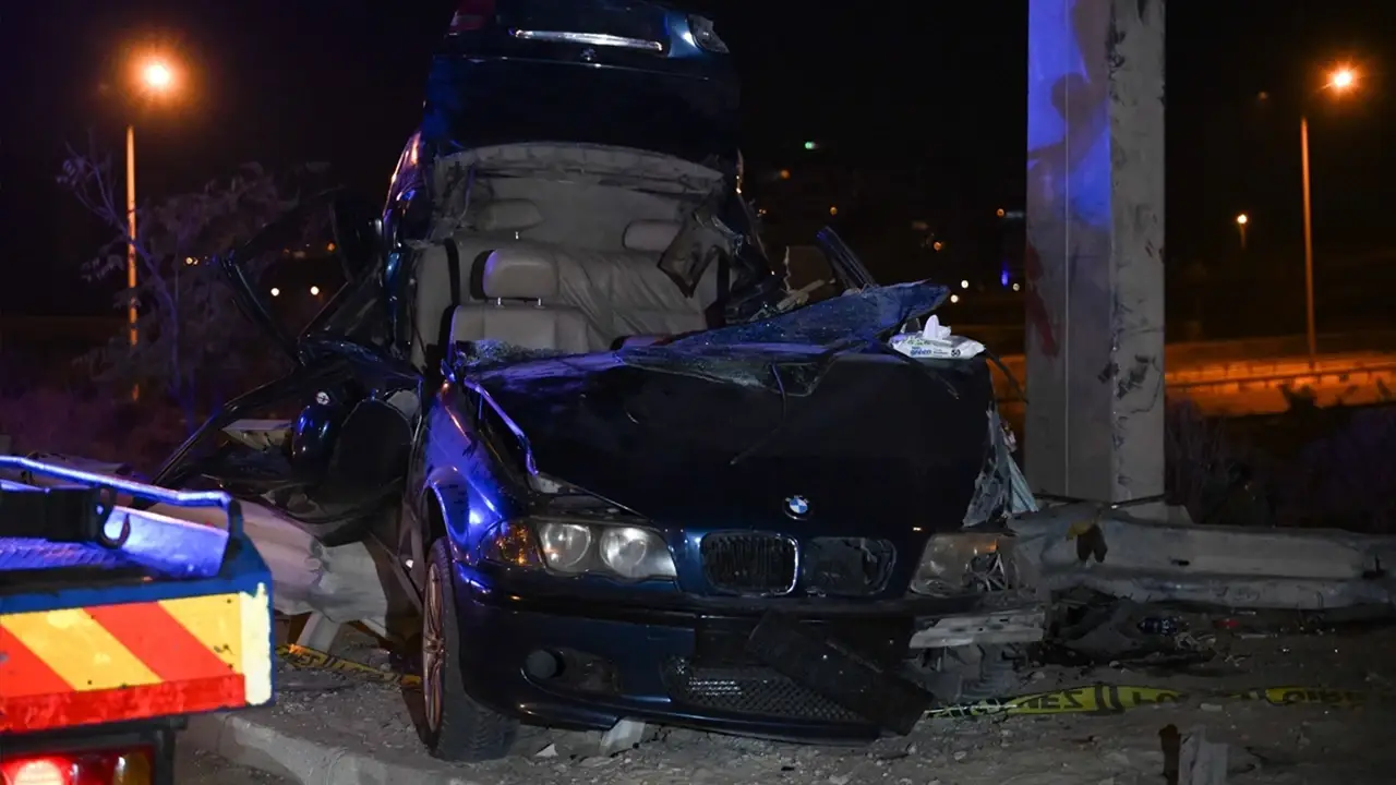 Ankara'da feci kaza! Direğe çarpan araçtaki 4 kişi hayatını kaybetti