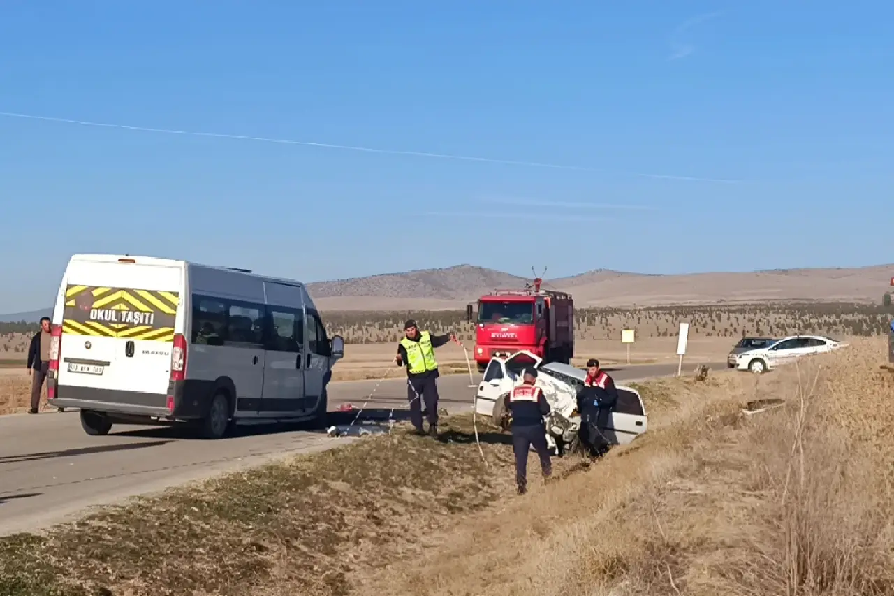 Okul servisi ve otomobil çarpıştı: 3 can kaybı