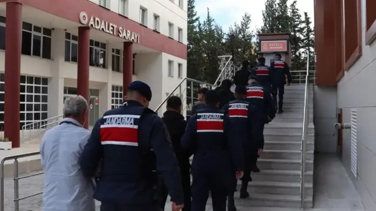 Yalova'da sahte belgeyle araç satışı yapıldığı tespit edilen şebekeye büyük operasyon: Birçok şüpheli tutuklandı!