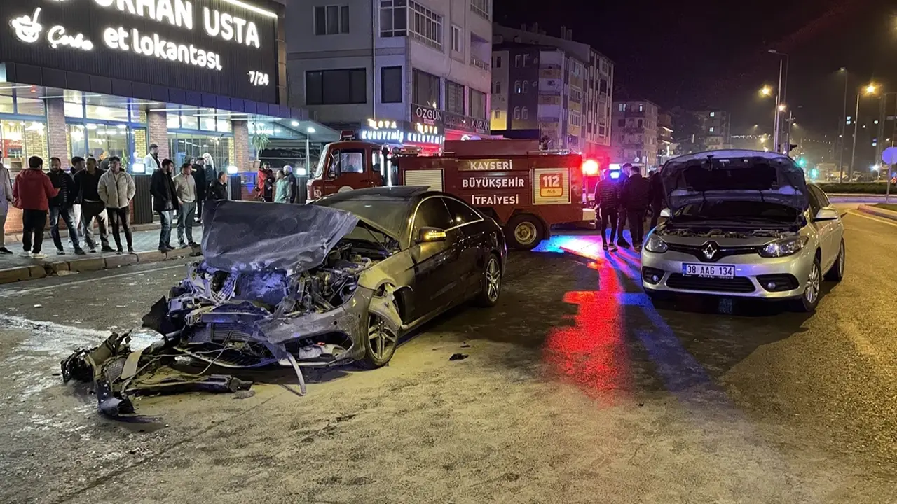 Kayseri'de 3 araca çarpan otomobilde yangın: 4 yaralı