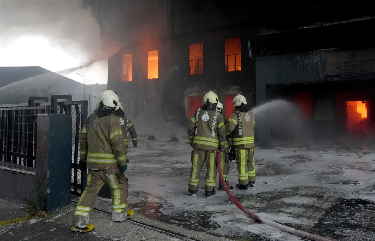 Beylikdüzü'ndeki fabrika yangını kontrol altında, soğutma çalışmaları sürüyor