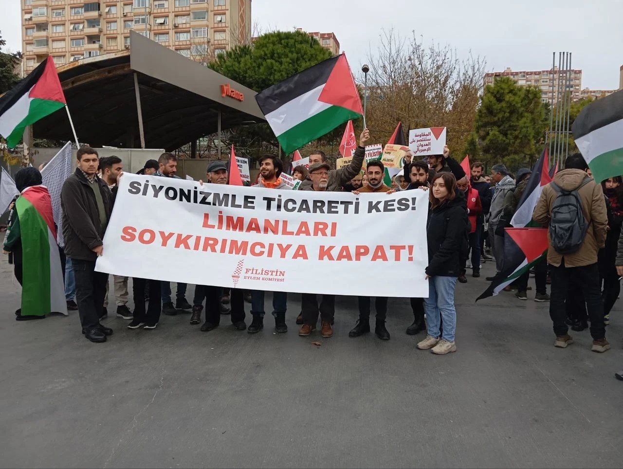 İsrail’e askeri malzeme taşıyan gemilere karşı Ambarlı Limanı’nda protesto