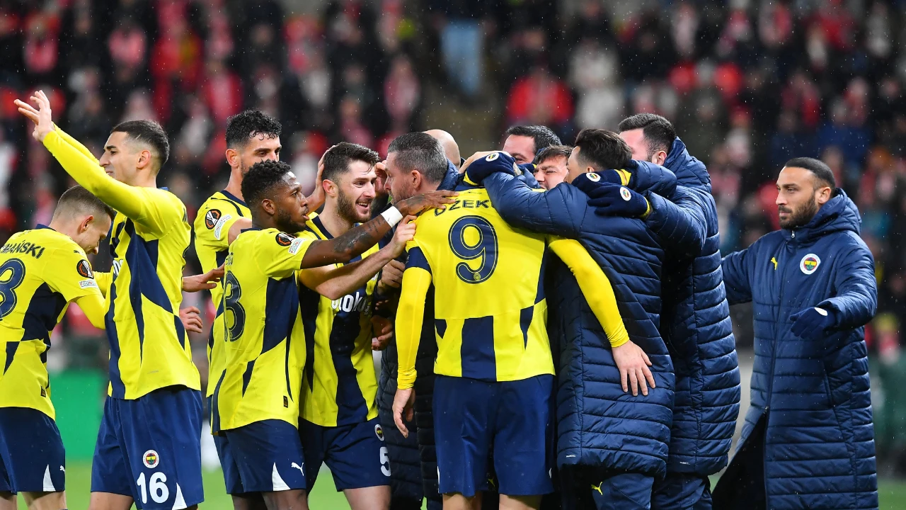 Fenerbahçe, Slavia Prag'ı geriye düşmesine rağmen 2-1 mağlup etti