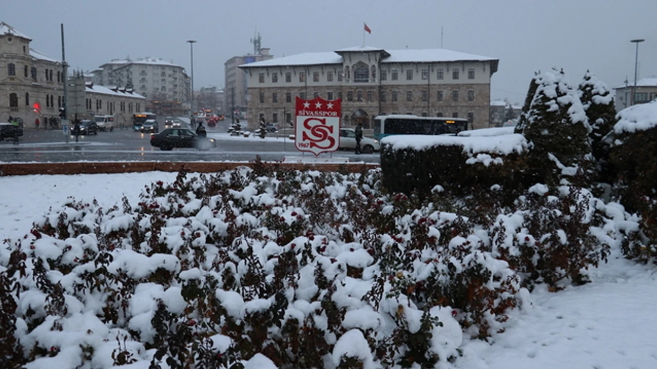 Sivas'ta kar ve tipi nedeniyle 645 köy yolu kapandı