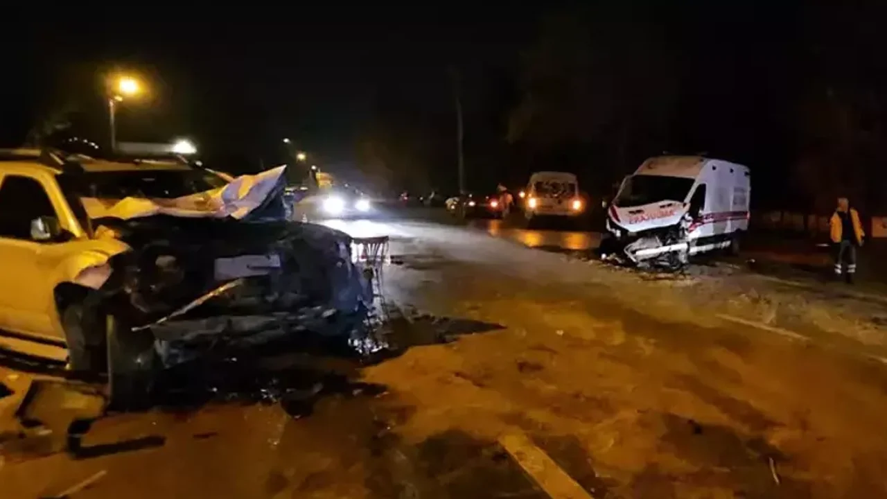 Sakarya'da zincirleme kaza meydana geldi: 1 kişi hayatını kaybetti, 3 sağlık personeli yaralandı