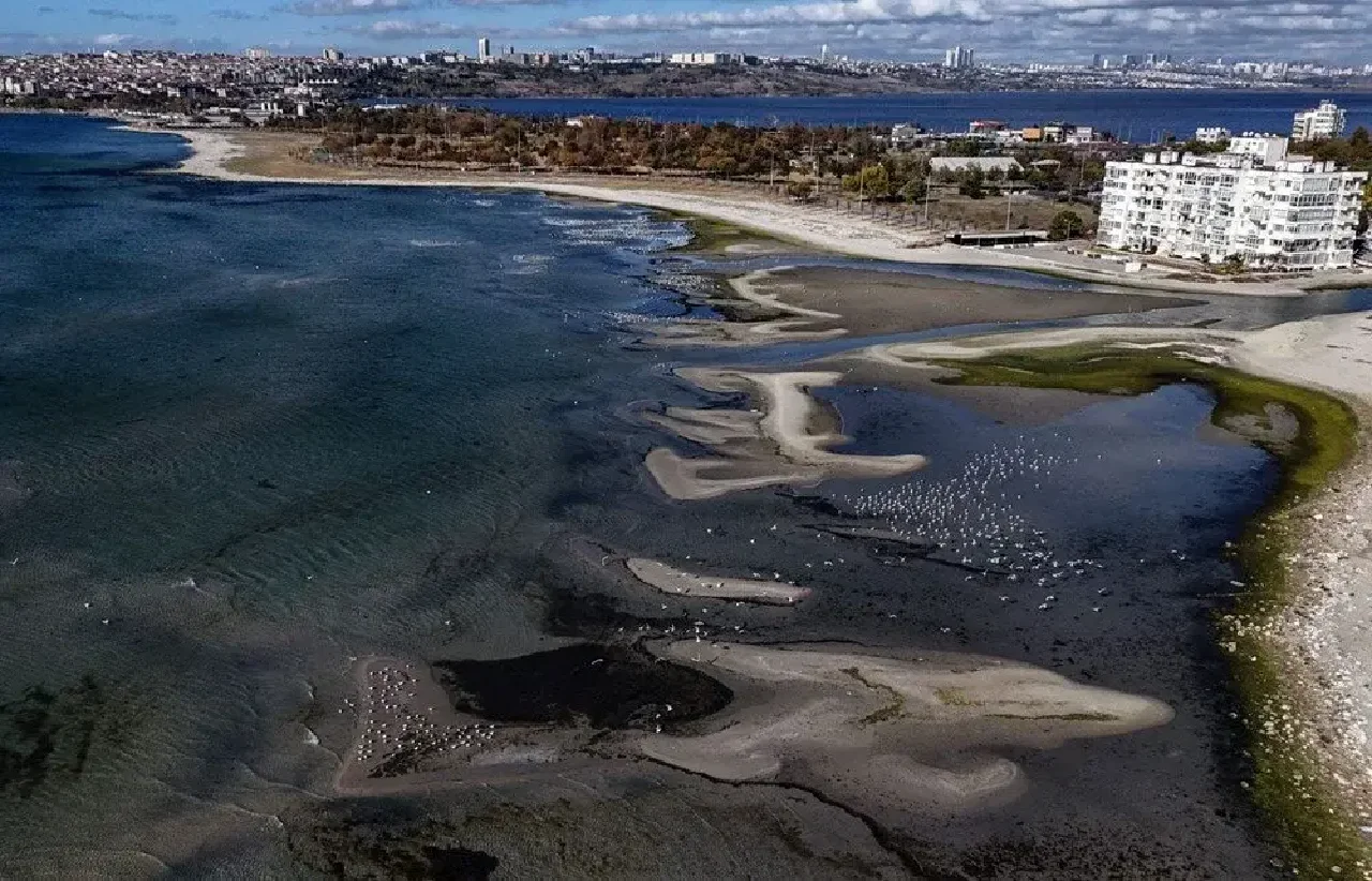 İstanbul'da deniz suyu çekildi