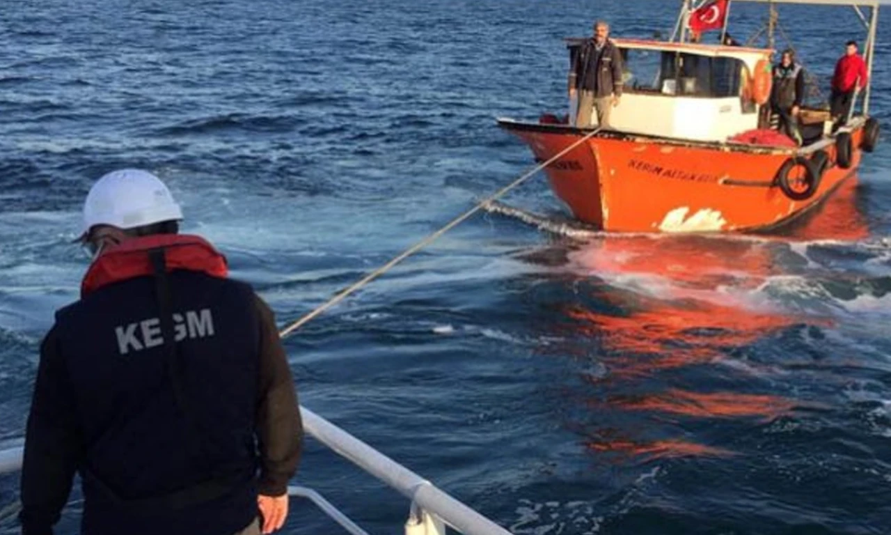 Beykoz açıklarında tekne batma tehlikesi geçirdi