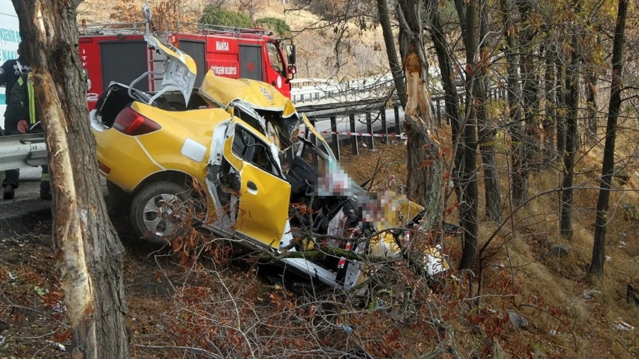 Manisa'da korkunç kaza! Taksi bariyerlere ve ağaca çarptı: 1 ölü, 1 yaralı