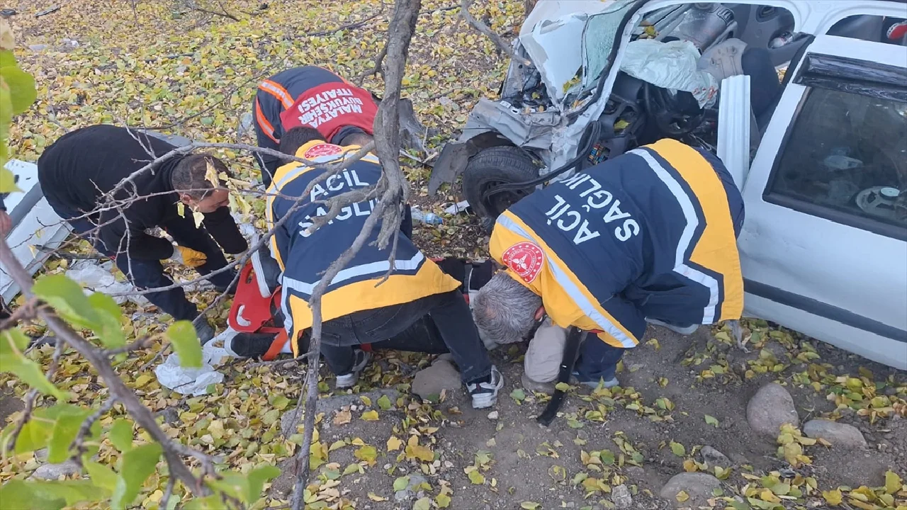 Malatya'da feci kaza: Otomobil şarampole devrildi