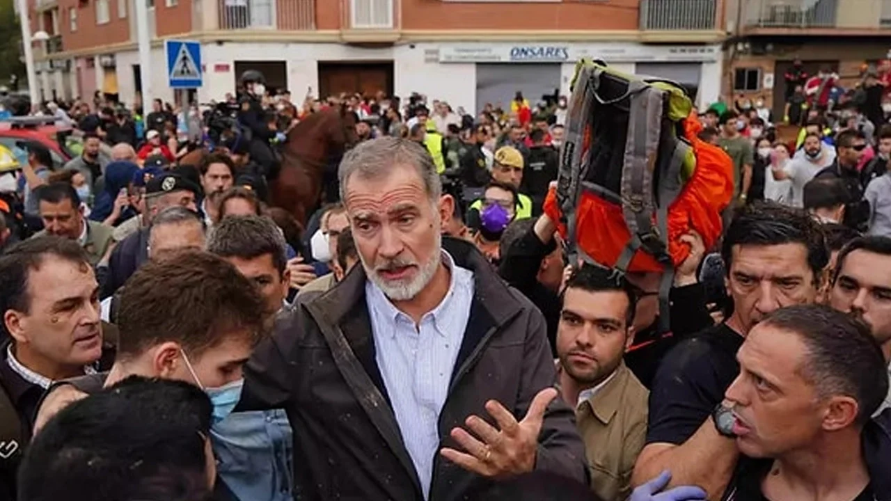 Afet bölgesinde şok anlar! Kral ve kraliçeye çamur ve kürekli saldırı!