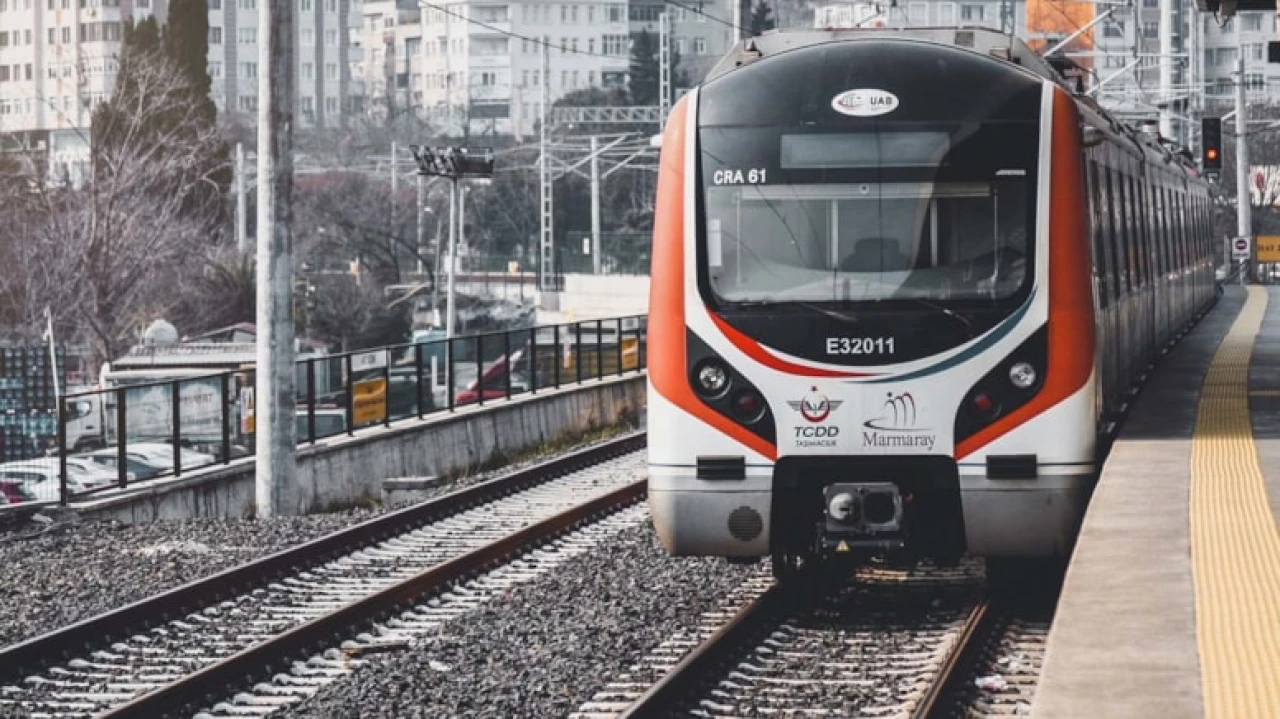 Marmaray'da bir kişi raylara atlayarak intihar etti