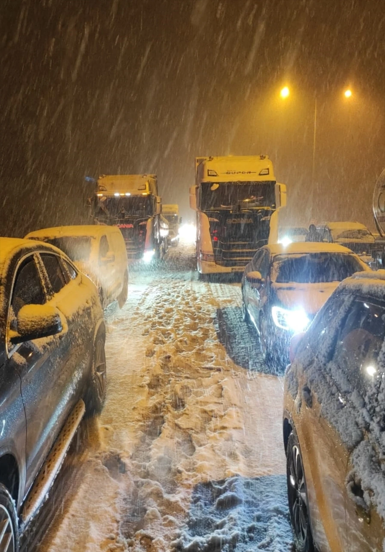 Kar yağışı ulaşımı durdurdu: Anadolu Otoyolu trafiğe kapandı!