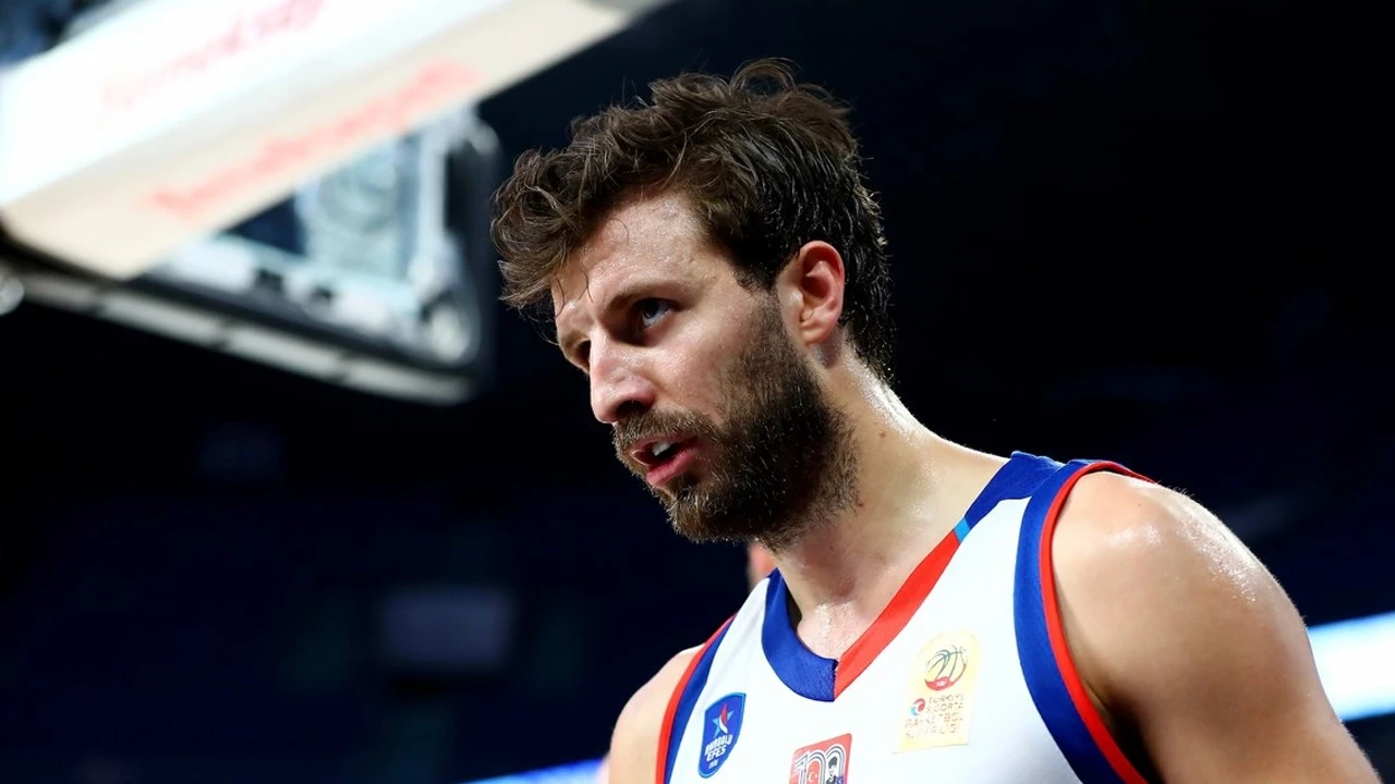 Anadolu Efes'te sakatlanan Doğuş Özdemiroğlu kaç hafta olmayacak? Sağlık durumu belli oldu