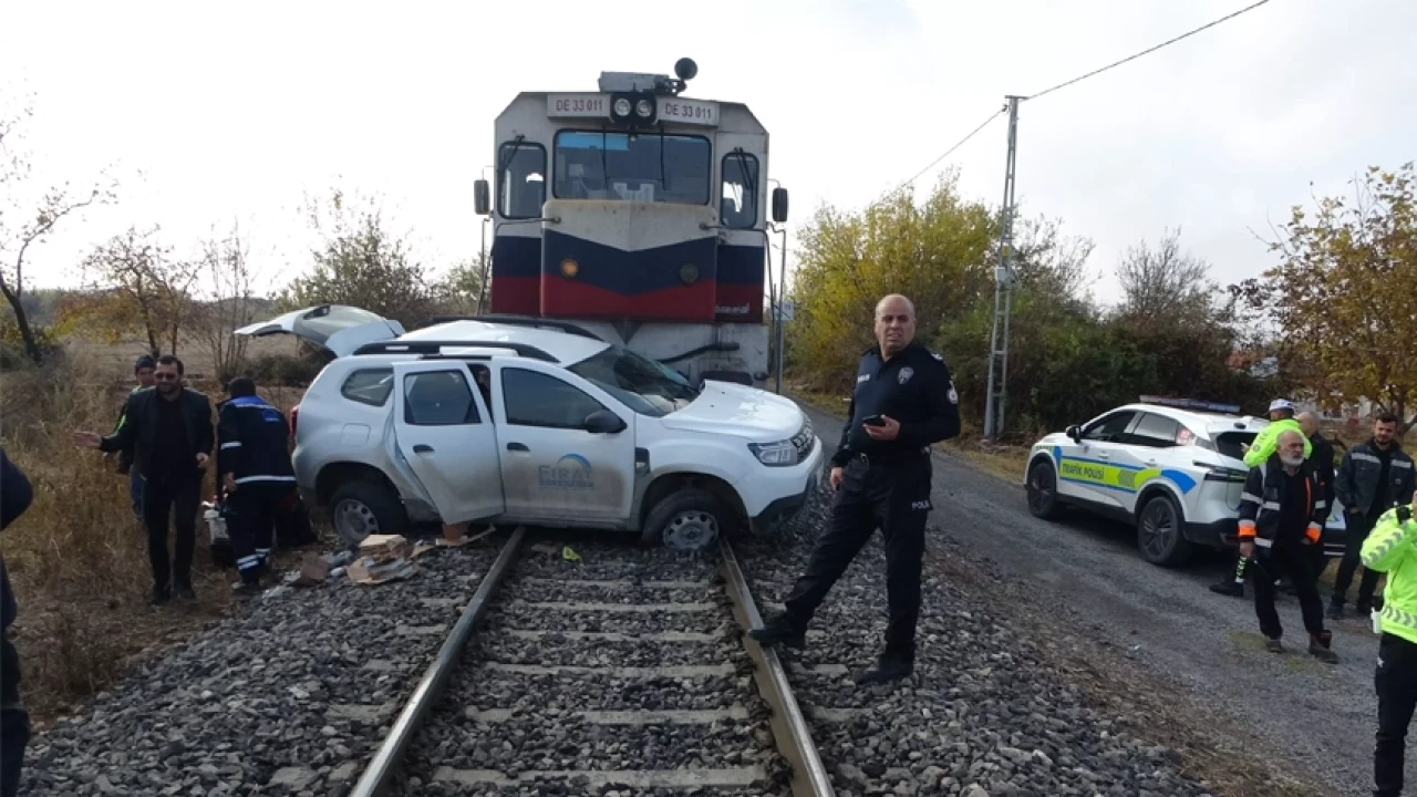 Yük treni hemzemin geçitte hafif ticari araca çarptı: 2 yaralı