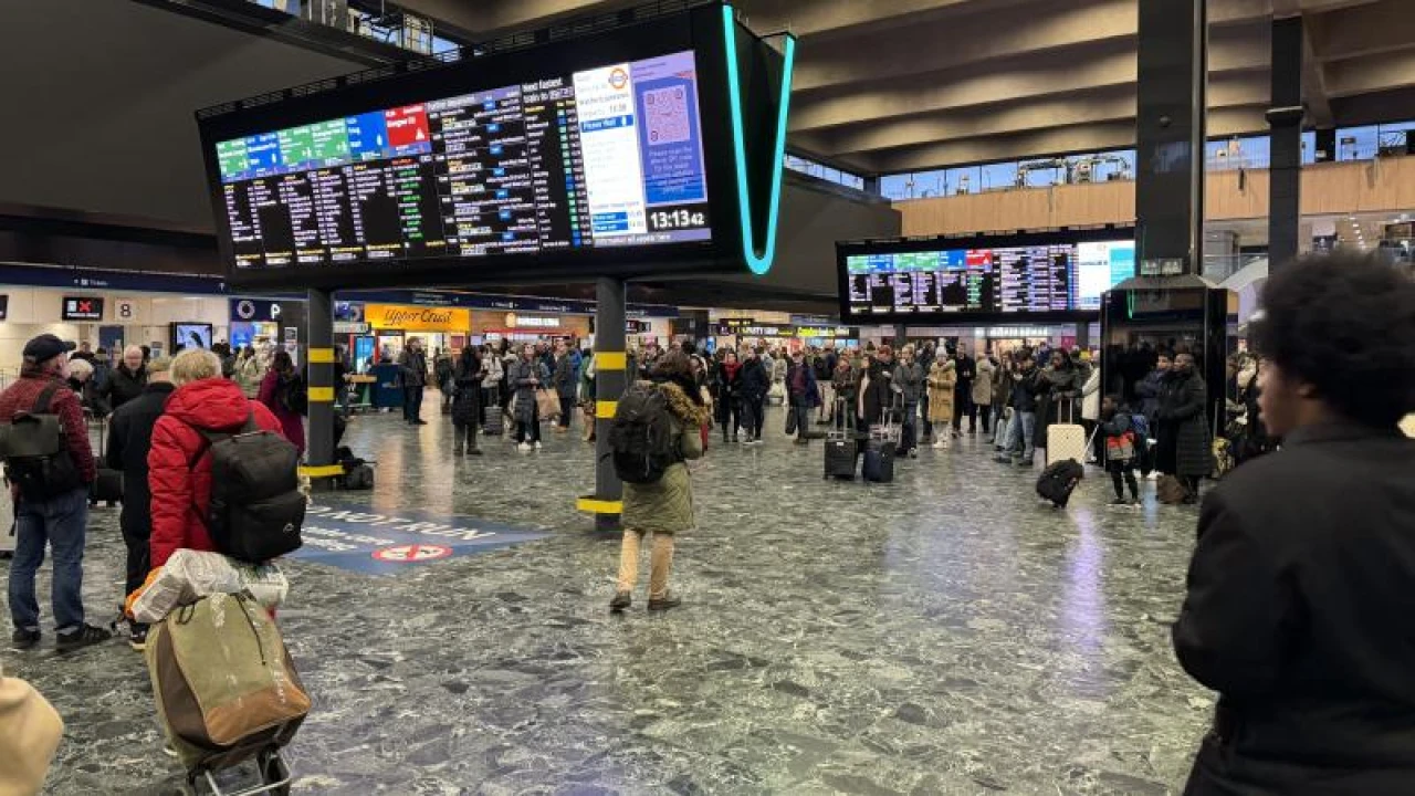 Londra’da güvenlik alarmı: Şüpheli paket korkusu tren istasyonunu boşalttı!