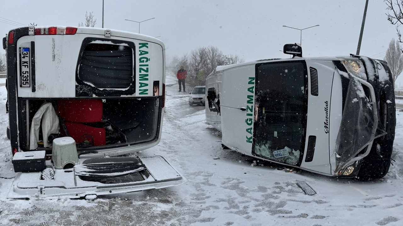 Erzurum'da feci kaza: Minibüs direğe çarparak devrildi