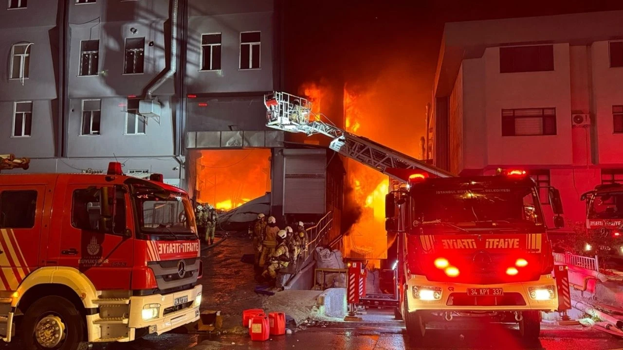 Beylikdüzü'nde fabrika yangını! Alevler yükseliyor, ekiplerin müdahalesi sürüyor