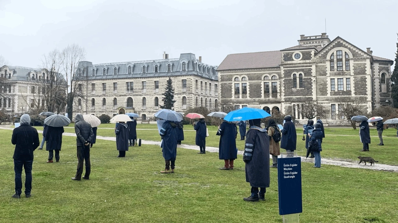 Boğaziçi Üniversitesi'nde kış şartlarında eğitim: Kalorifer olmadan dersler çift paltoyla işleniyor