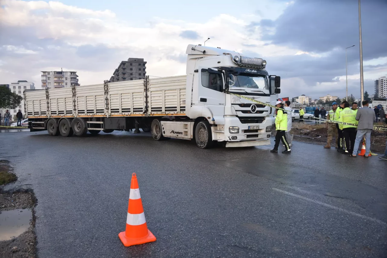 Şanlıurfa’da feci kaza: Tırın altında kalan öğretmen hayatını kaybetti