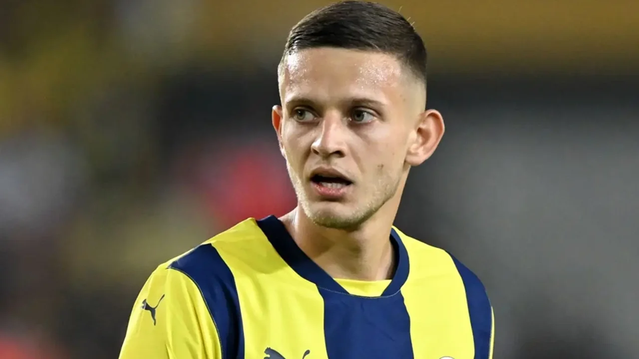 Fenerbahçe'de Sebastian Szymanski geçen sezonu mumla aratıyor