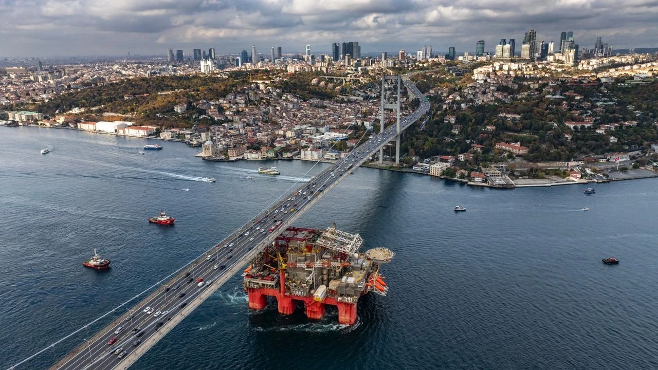 İstanbul Boğazı'ndan dev petrol platformu geçti: Tam 120 metre boyunda