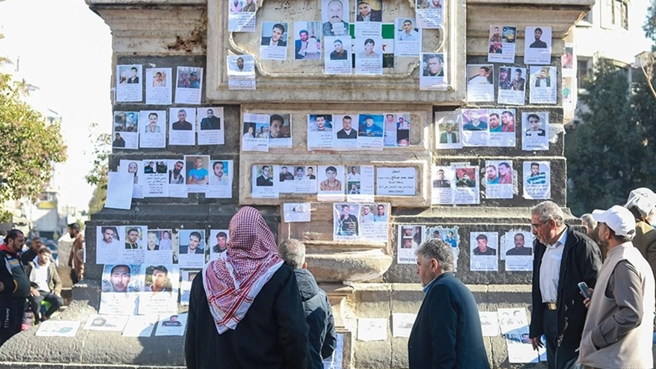 Şam'da kayıp yakınlarını arayanlar Merce Meydanı'na fotoğraflar astı