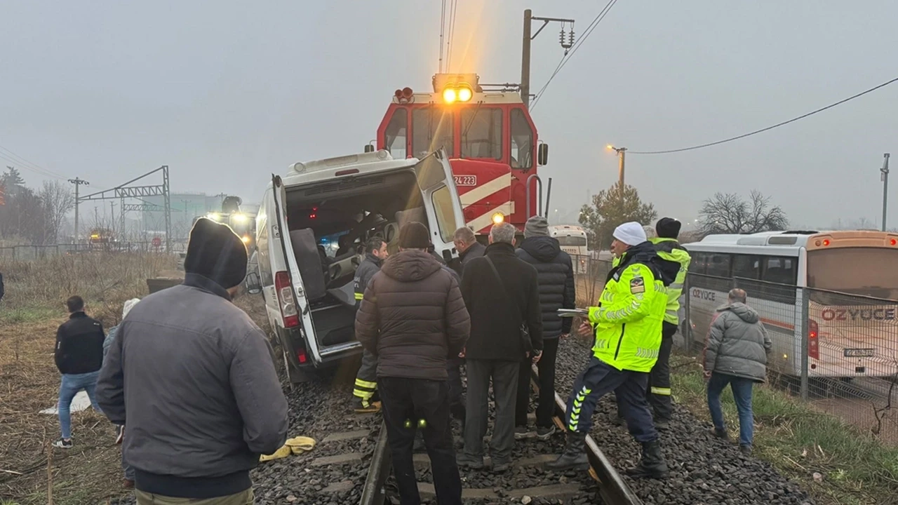 Kırklareli'nde tren servis minibüsüne çarptı: 2 yaralı