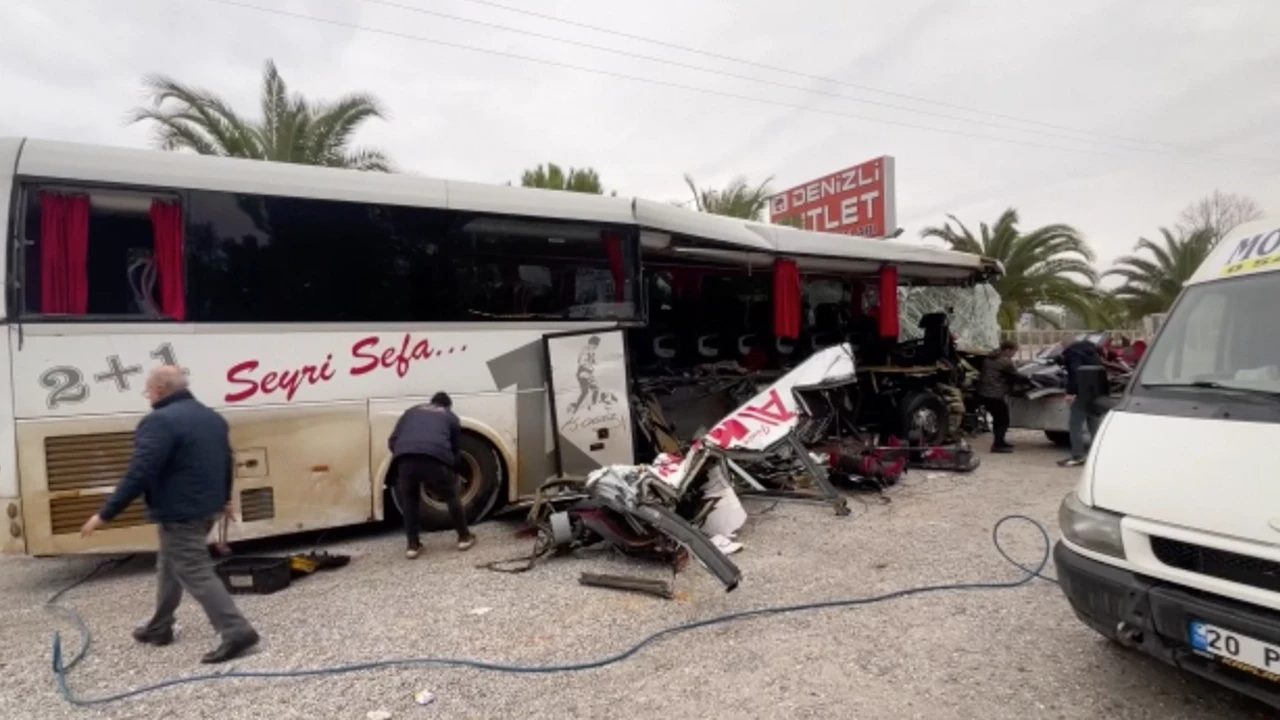 Denizli'de korkunç kaza: Yolcu otobüsü tırla çarpıştı! 1 ölü, 20 yaralı