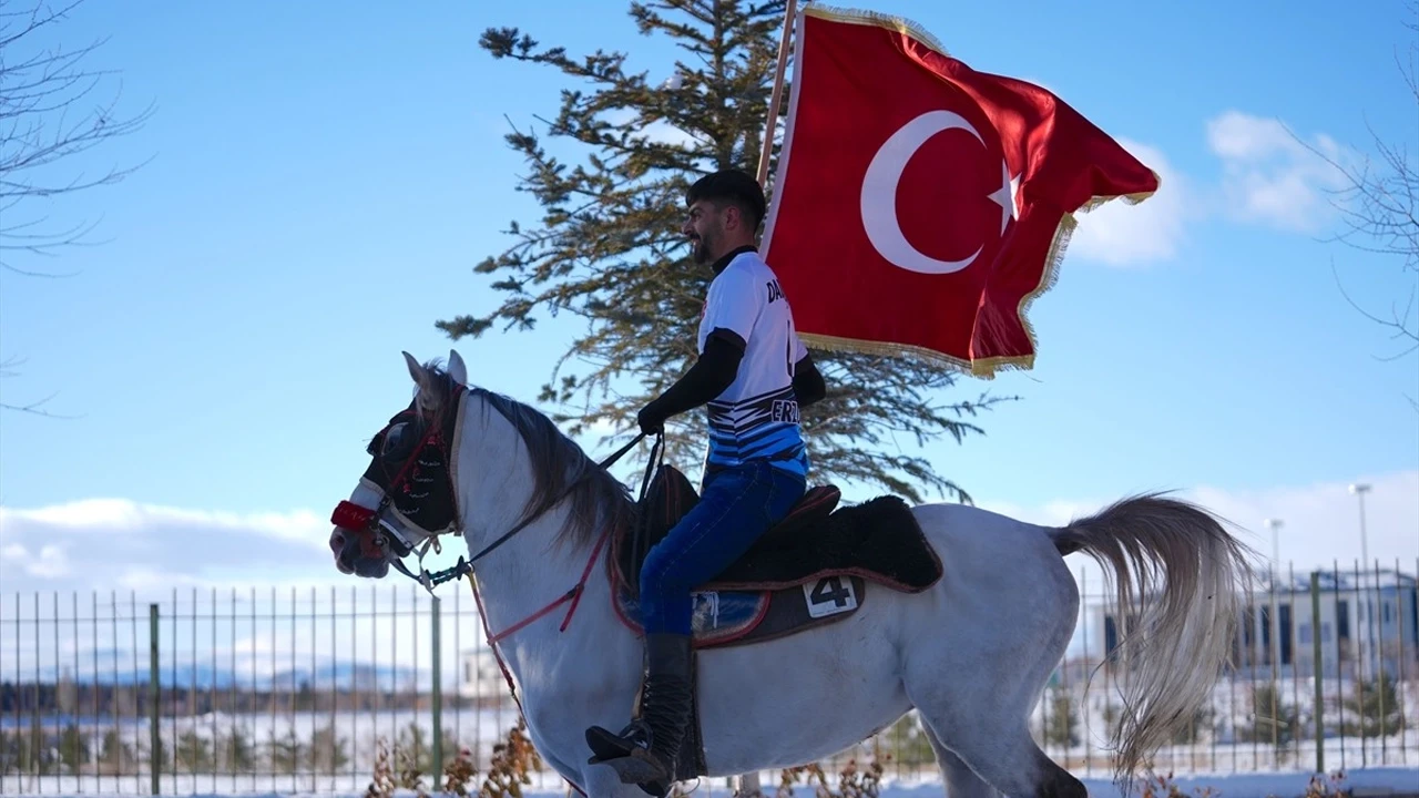 Cumhurbaşkanı Erdoğan Erzurum'da atlı cirit sporcuları Türk bayraklarıyla karşılandı