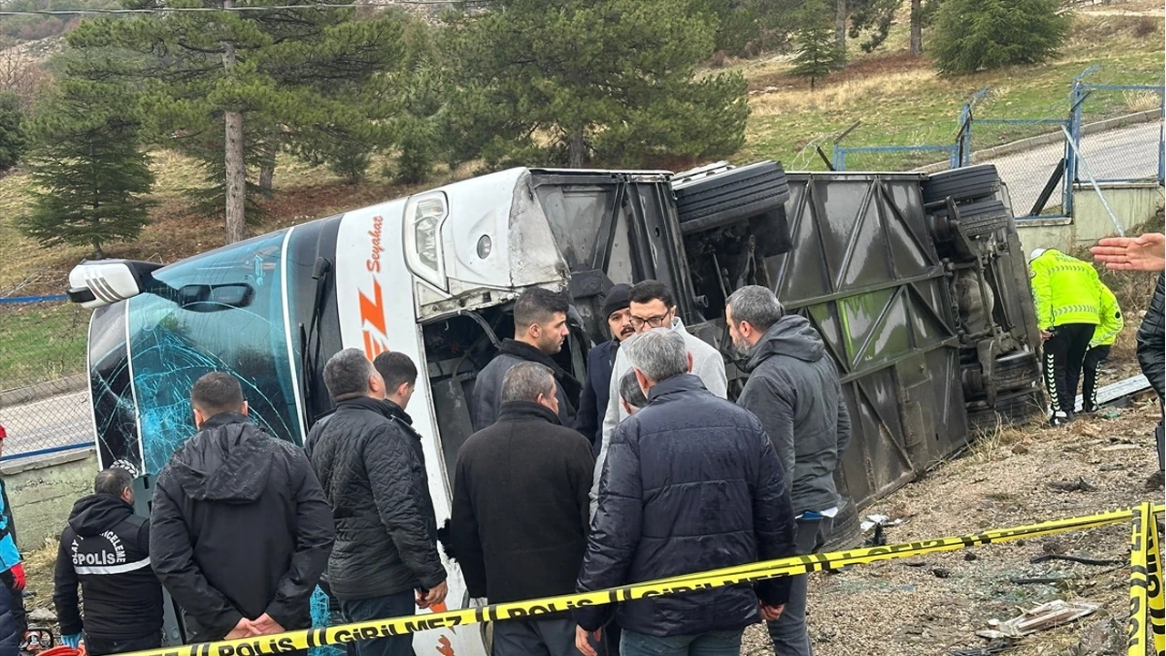 Isparta'da korkunç kaza: Yolcu otobüsü şarampole uçtu! 1 ölü, 18 yaralı