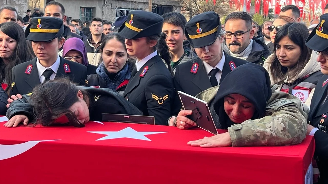 Isparta'daki helikopter kazasında şehit olan Hüseyin İpek, annesi tarafından 'Allah'ım, cennetine al' diyerek uğurlandı