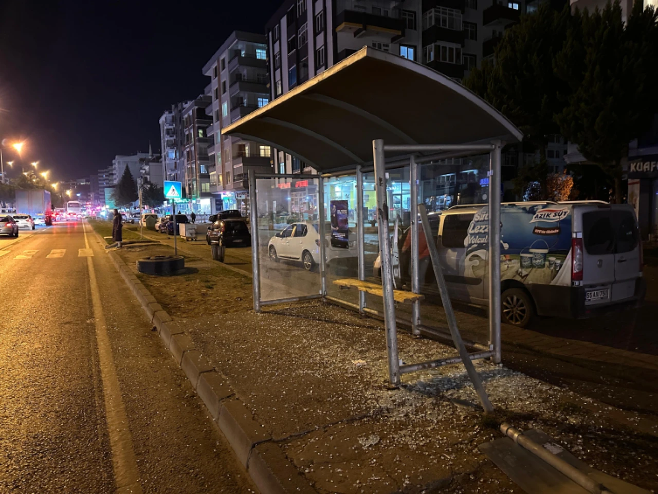 Samsun'da kamyon lastiği durağa çarptı: Genç kız yaralandı