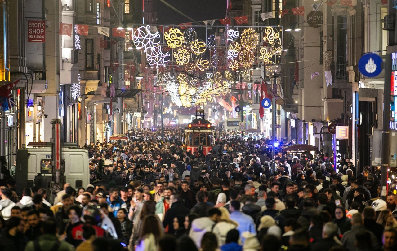 Taksim ve İstiklal’de yılbaşı yoğunluğu: Güvenlik önlemleri üst seviyede