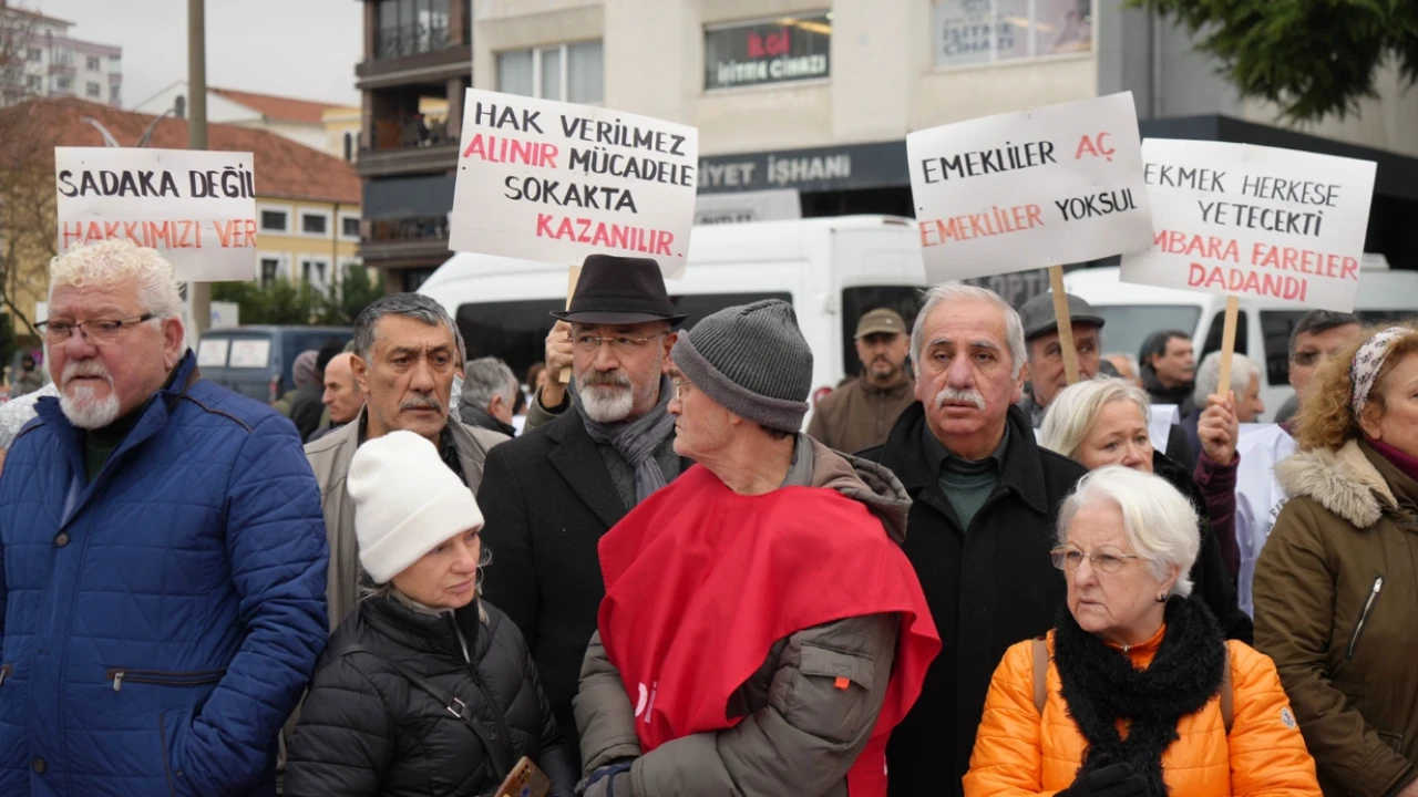 Samsun'da yürüyen emekliler, maaşlarındaki adaletsizliği protesto etti