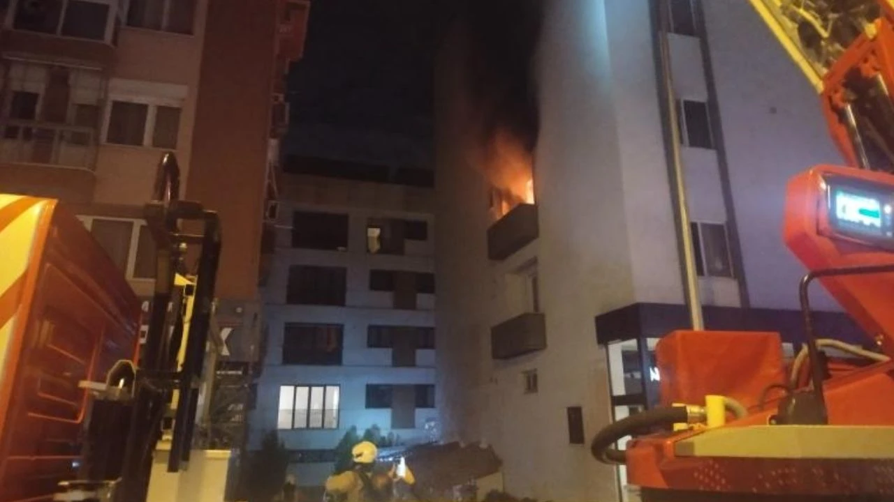 Maltepe'de yangın! Apartın ikinci katı alev alev yandı