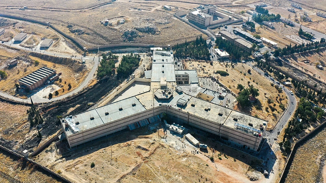 İşkencenin merkezi Sednaya'da sadece sürünmelerine izin veriyorlardı