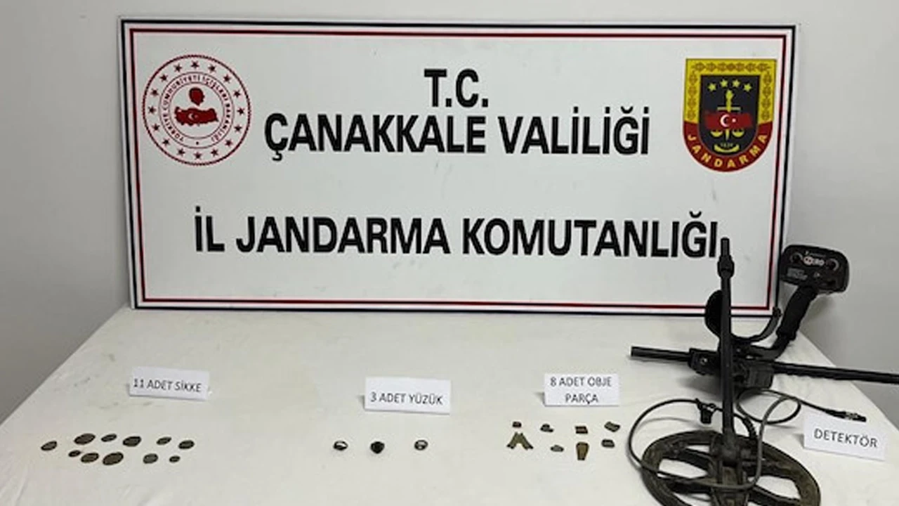 Lapseki’de tarihi eser kaçakçılığına büyük darbe: 49 sikke ve 6 şifa tası ele geçirildi!