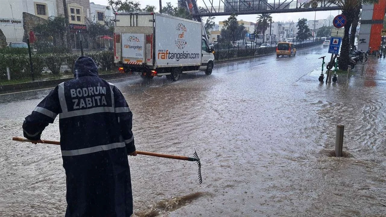 Bodrum'daki sağanak yağış sonrası sokakları su bastı!