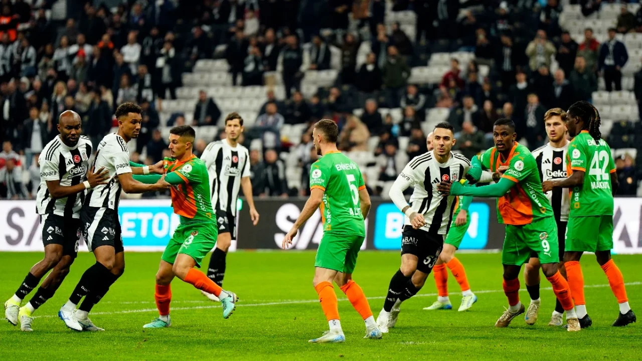 Yıldız oyuncudan flaş hamle! Beşiktaşlı futbolcu, taraftara el işareti çekti