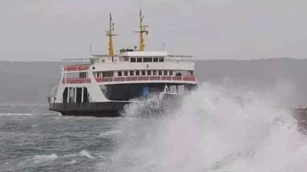 Çanakkale’de olumsuz hava şartları nedeniyle bazı feribot seferleri iptal edildi