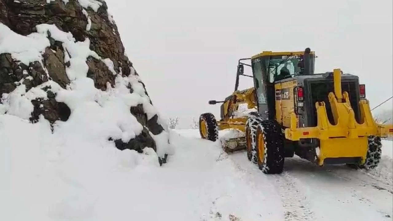 Tunceli'de yoğun kar yağışı nedeniyle 8 yol ulaşıma kapandı