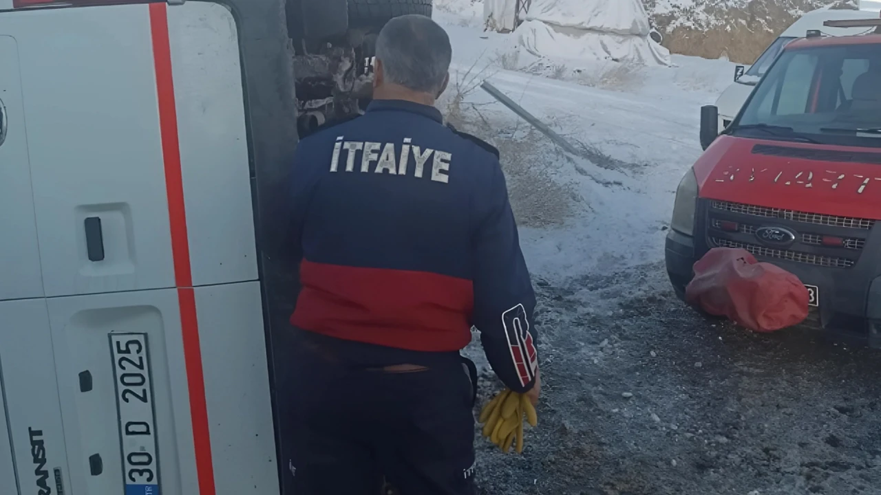 Hakkari'de minibüs kazası: 11 öğretmen yaralandı