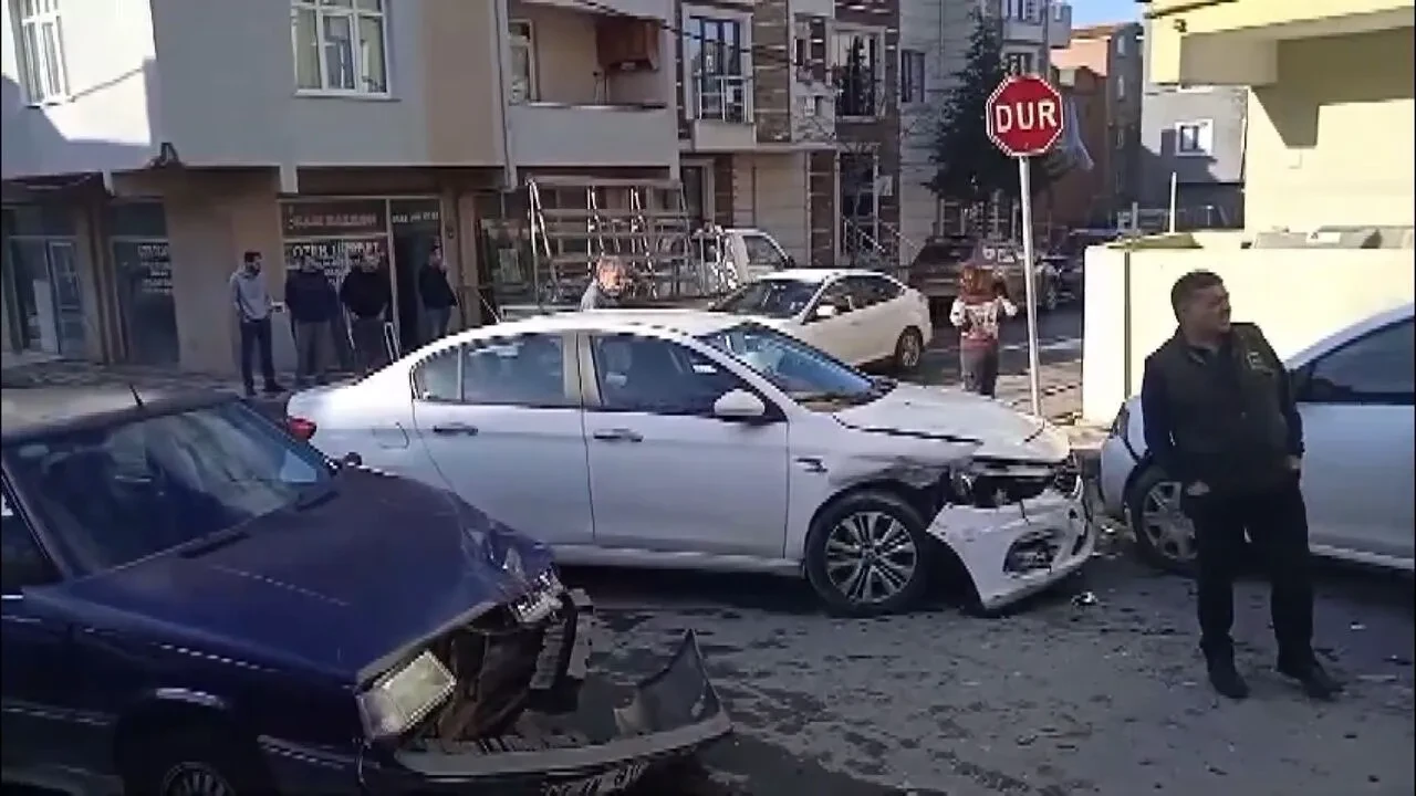 Ümraniye'de trafik kazası: 2 otomobil çarpıştı, sürücüler yaralandı