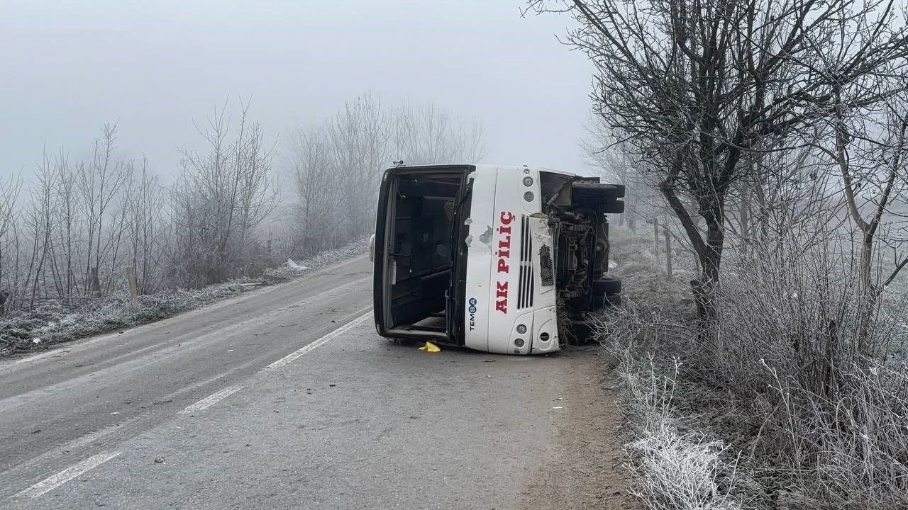 Bolu'da Akpiliç işçi servisi buzlanma nedeniyle devrildi: 9 yaralı